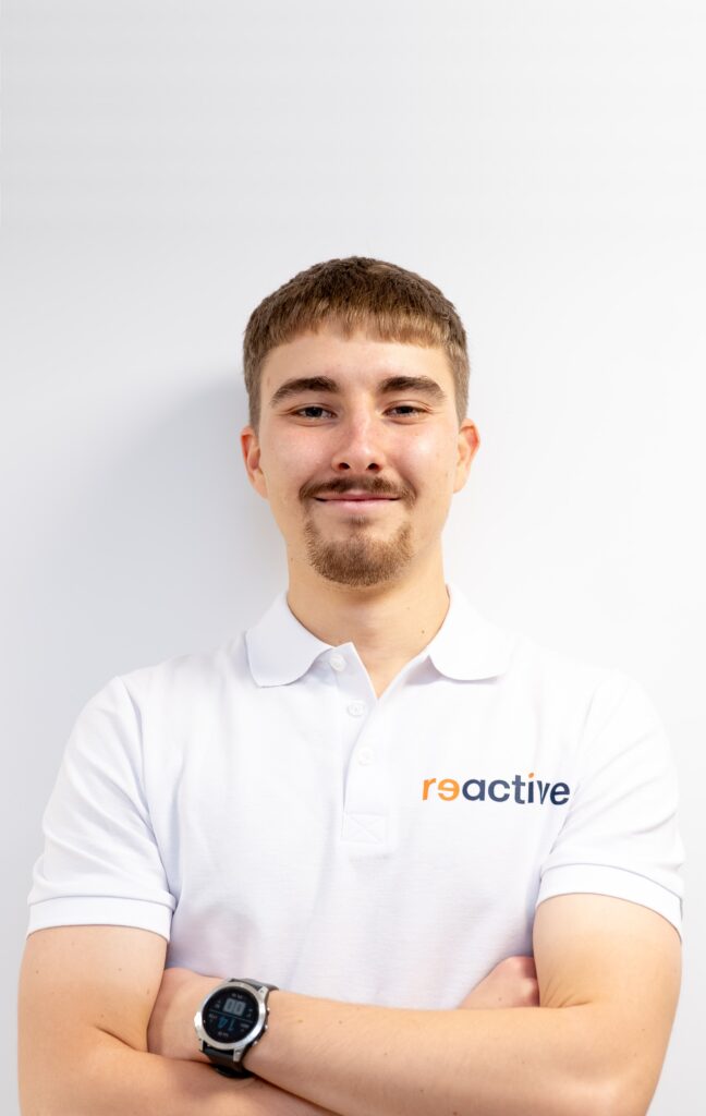 Fizjoterapeuta Maciej Sociński w koszulce Reactive - fizjoterapia i trening motoryczny Warszawa Ursus, Włochy, Piastów, Michałowice